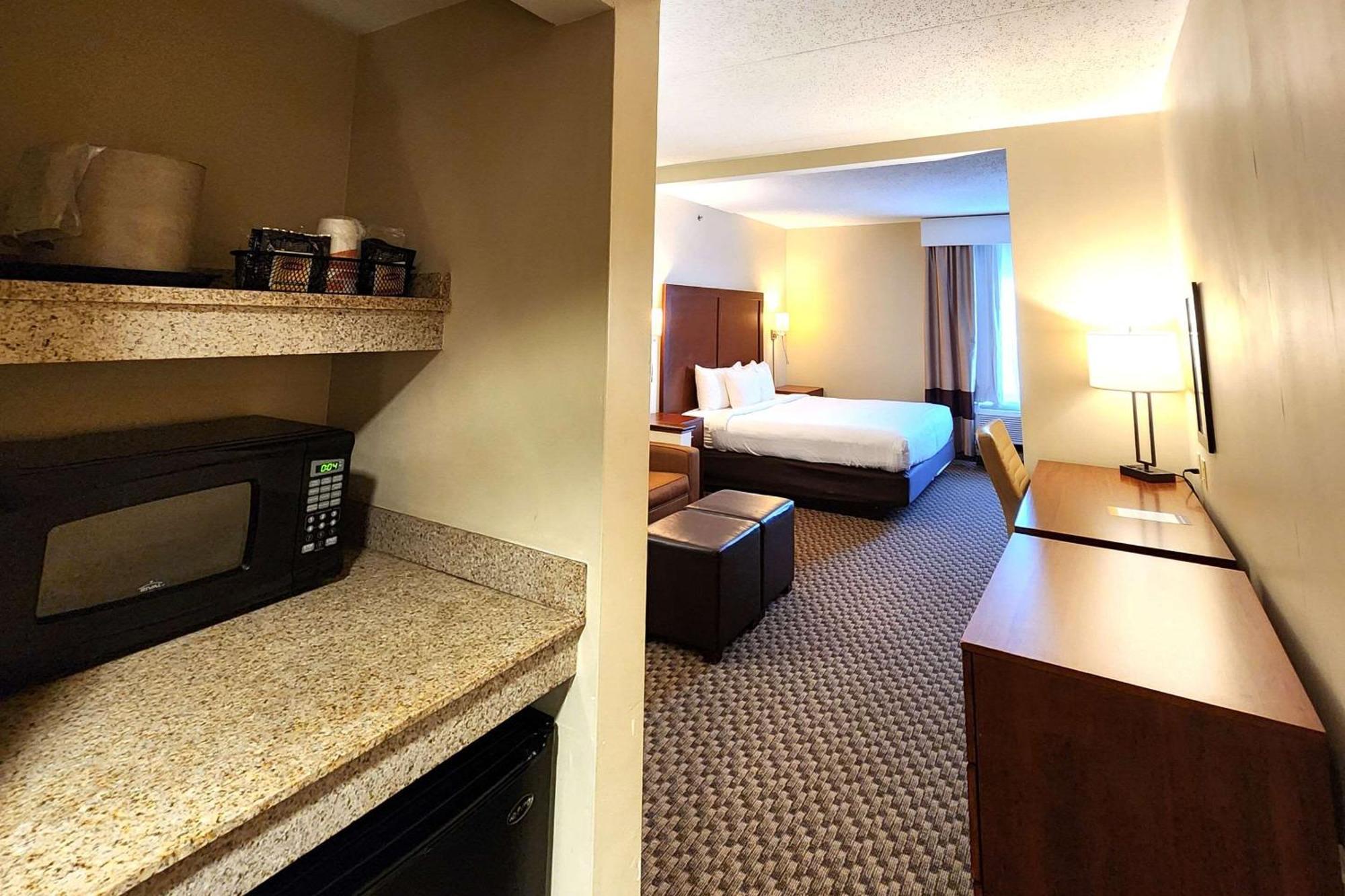 Comfort Inn & Suites Mount Pocono Exterior photo