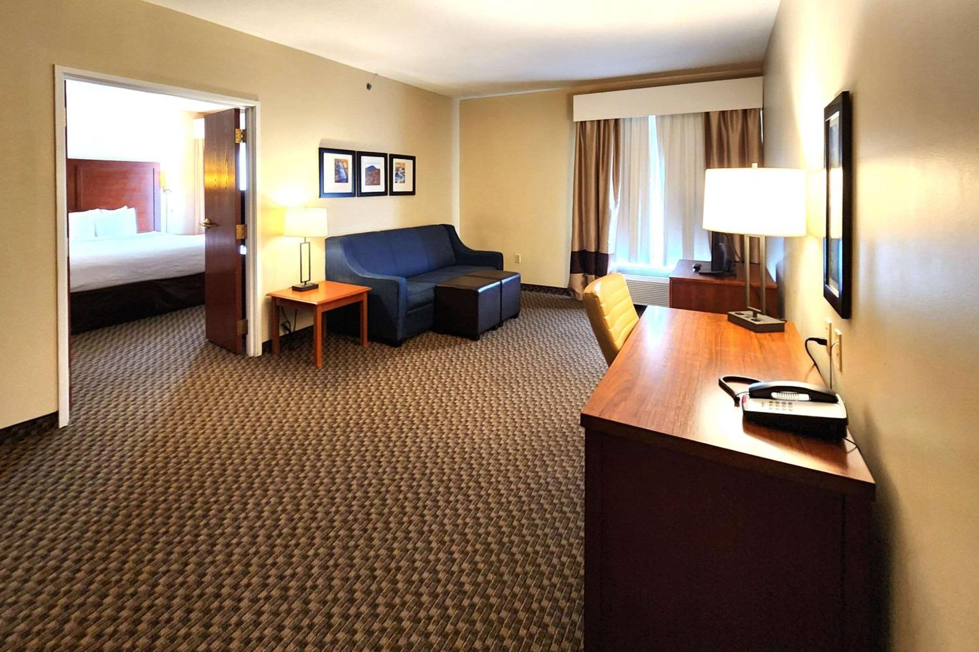 Comfort Inn & Suites Mount Pocono Exterior photo